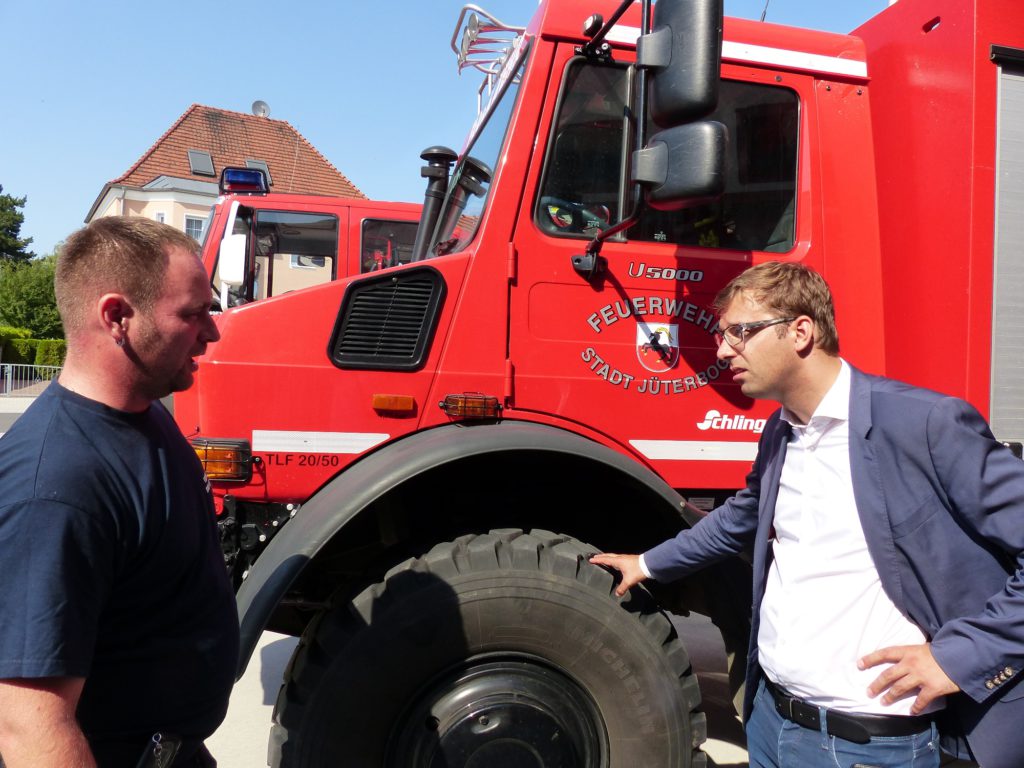 Erik Stohn im Gespräch mit Feuerwehrmann