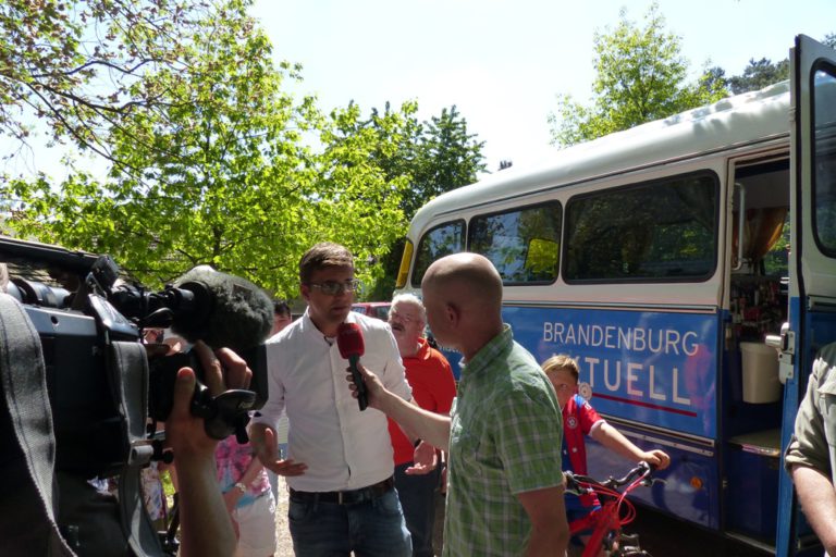 MdL Erik Stohn am Körbaer Teich im Interview mit einem Brandenburg Aktuell Reporter