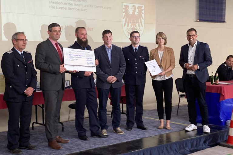 Große Freude bei der Übergabe der Fördermittel von 1 Million Euro für die beiden Feuerwehrhäuser in Werbig und in Meinsdorf.